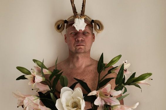 Stefan Jellheden balanserar rolig och mörk fotokonst som utmanar åskådaren till att våga öppna sitt sinne.